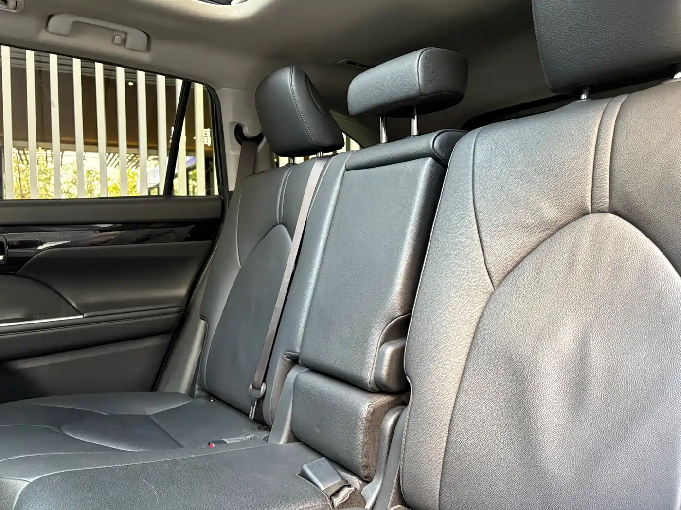 Toyota Highlander 2023 2.5L Smart Hybrid Dual Engine AWD Premium 7-Seater фото 12