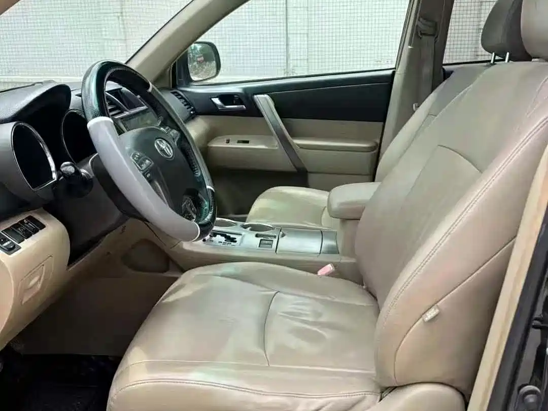 Photo 4 - Toyota Highlander