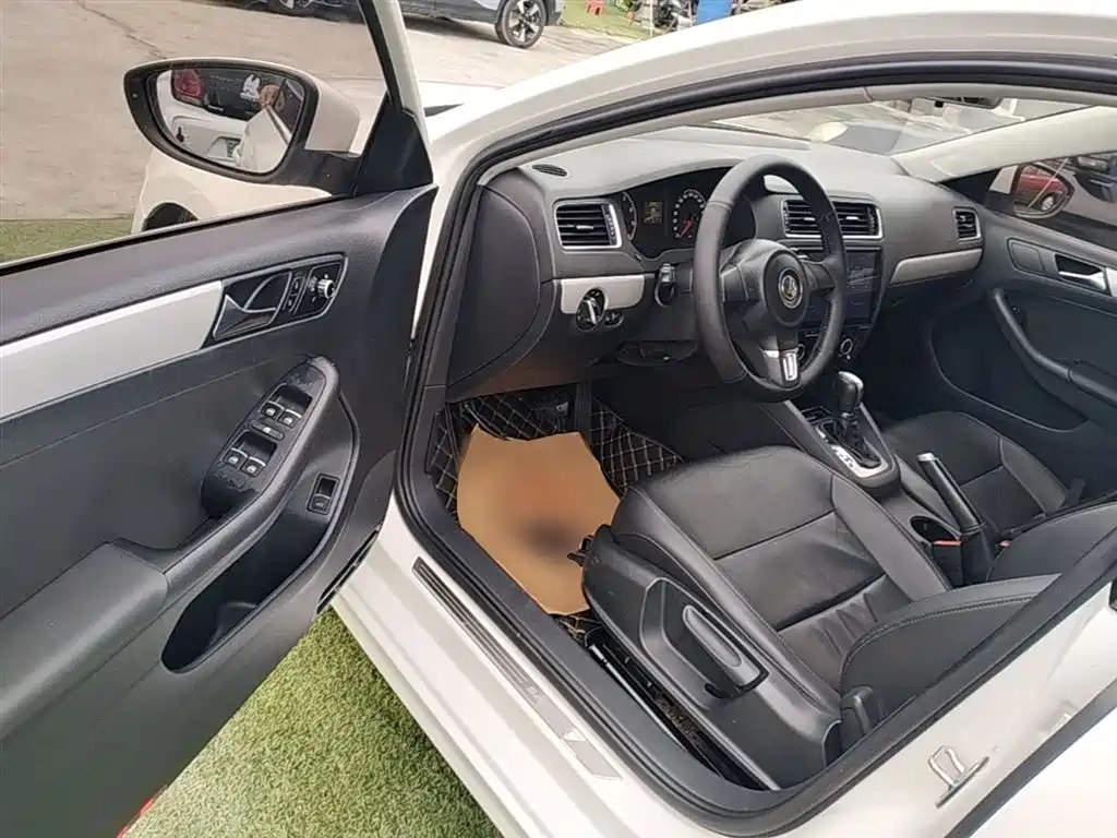 Volkswagen Sagitar 2014 1.6L Automatic Comfort фото 15