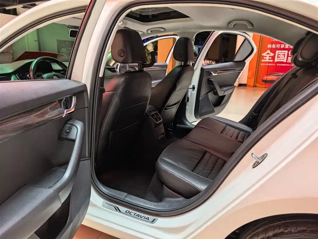Škoda Octavia 2016 1.6L Automatic Smart Edition фото 7