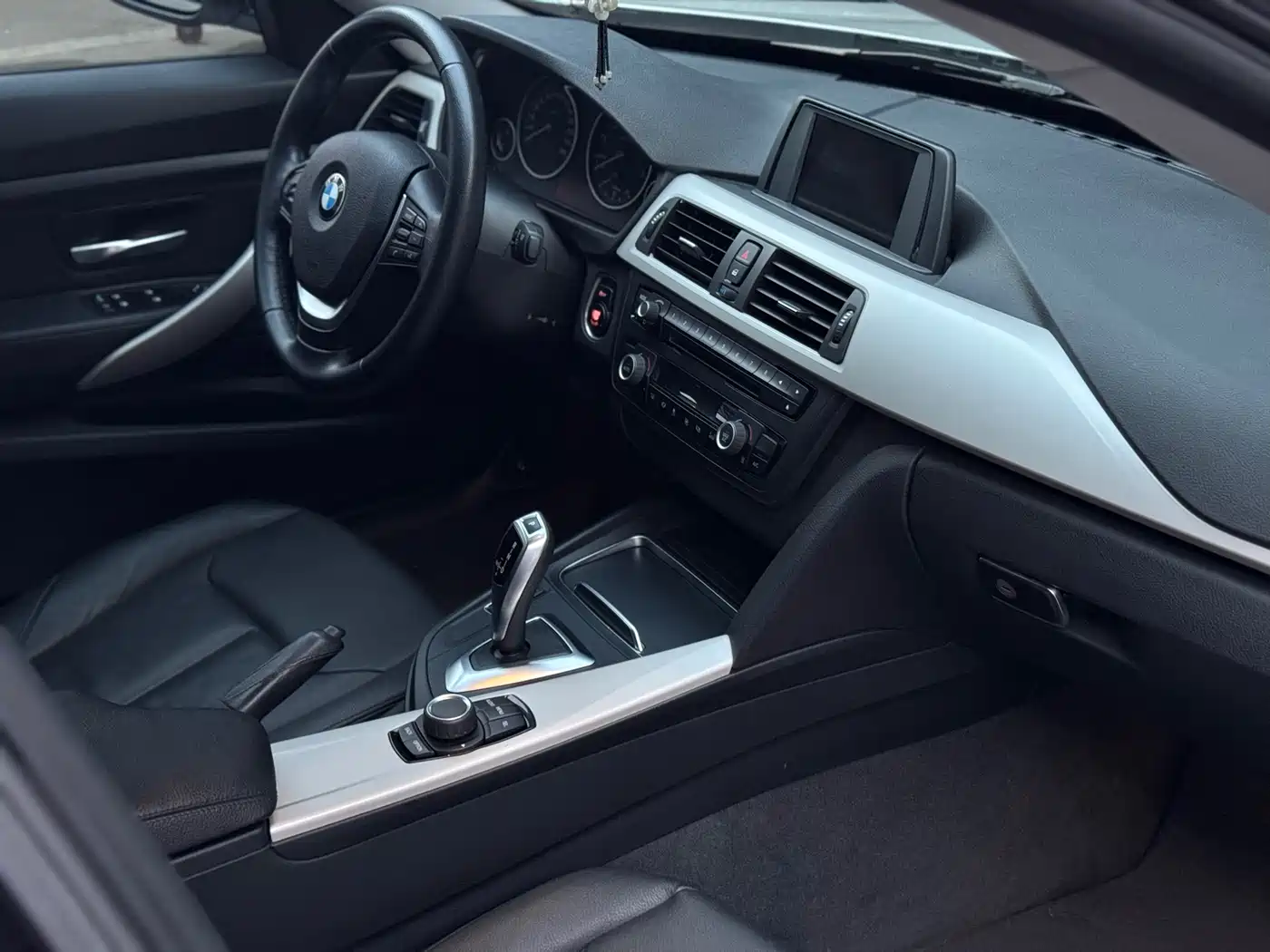 BMW 3 Series GT 2013 Model 320i Leading фото 9