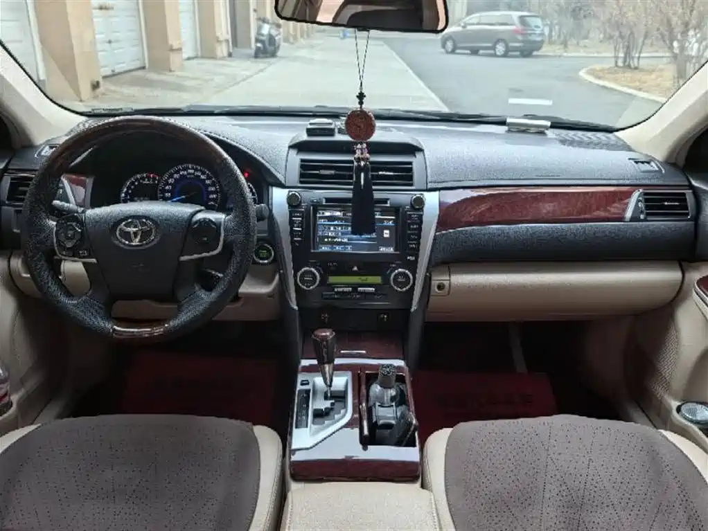 Toyota Camry 2012 2.5G Luxury Navigation Edition фото 7