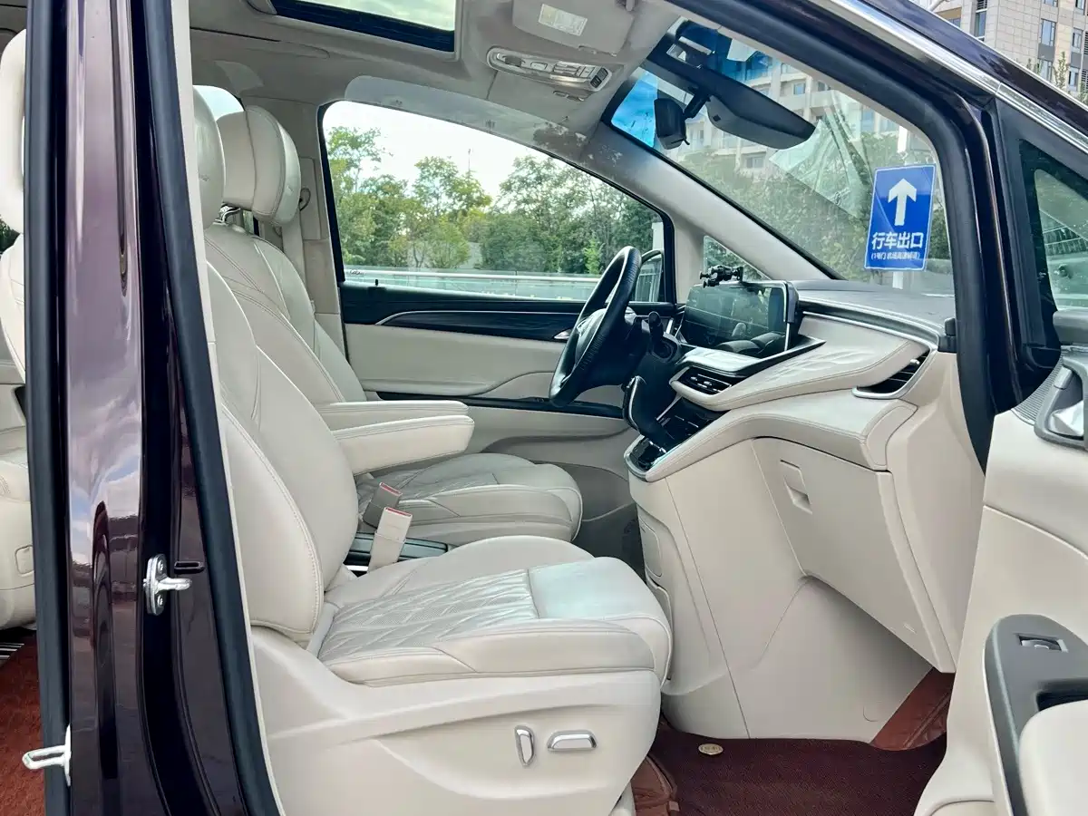 Photo 8 - Buick GL8
