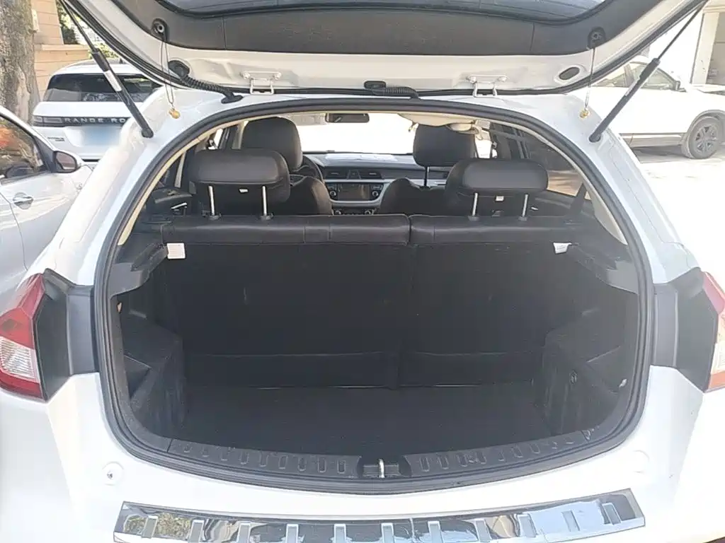 Фото 19 - Geely Vision X3