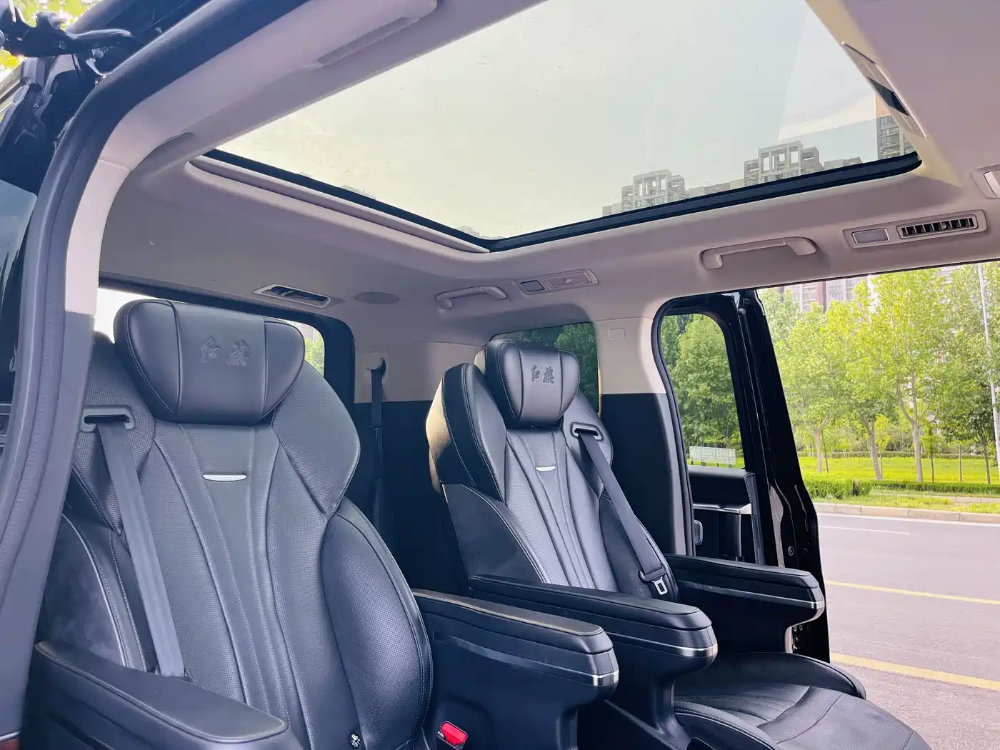 Hongqi HQ9 2023 2.0T Smart Connect Flag Enjoy Edition фото 39