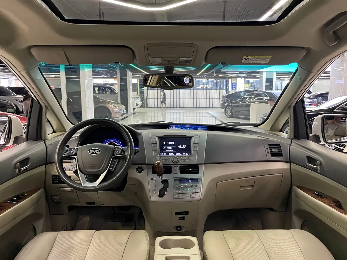 BYD M6 2014 2013 2.4L Automatic Premium