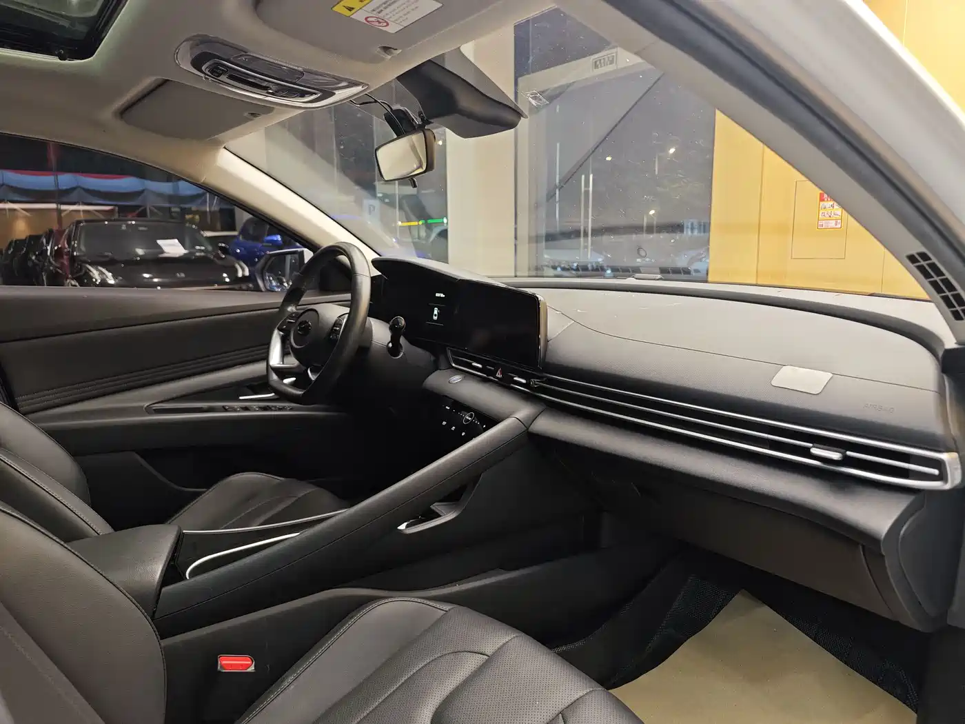 Hyundai Elantra 2021 1.5L CVT LUX Premium Edition фото 31