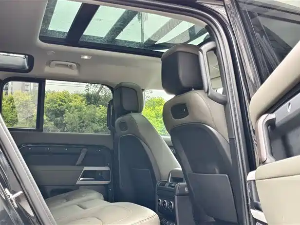 Land Rover Defender 2021 110 P400 Dark Special Edition фото 5