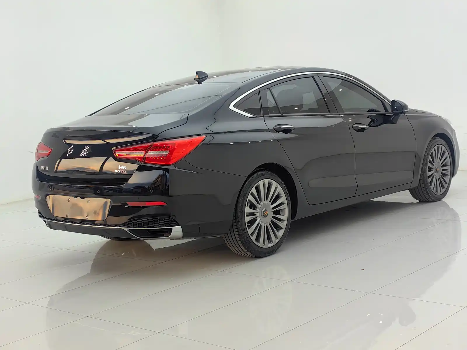 Фото 6 - Hongqi H5