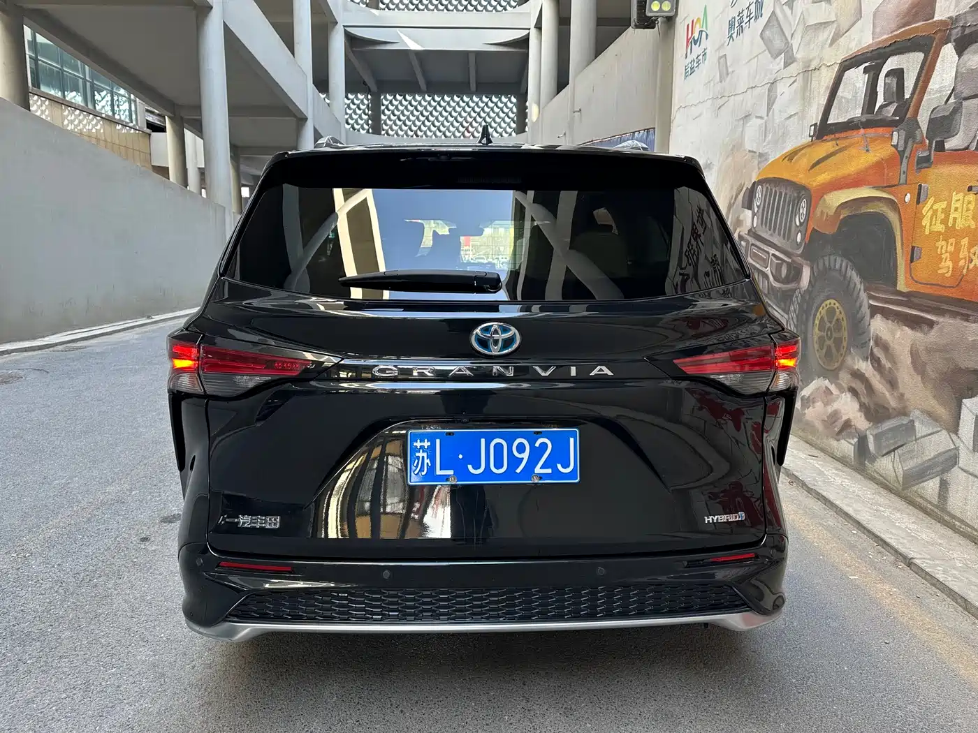 Toyota Granvia 2023 2.5L Hybrid Luxury Edition фото 3
