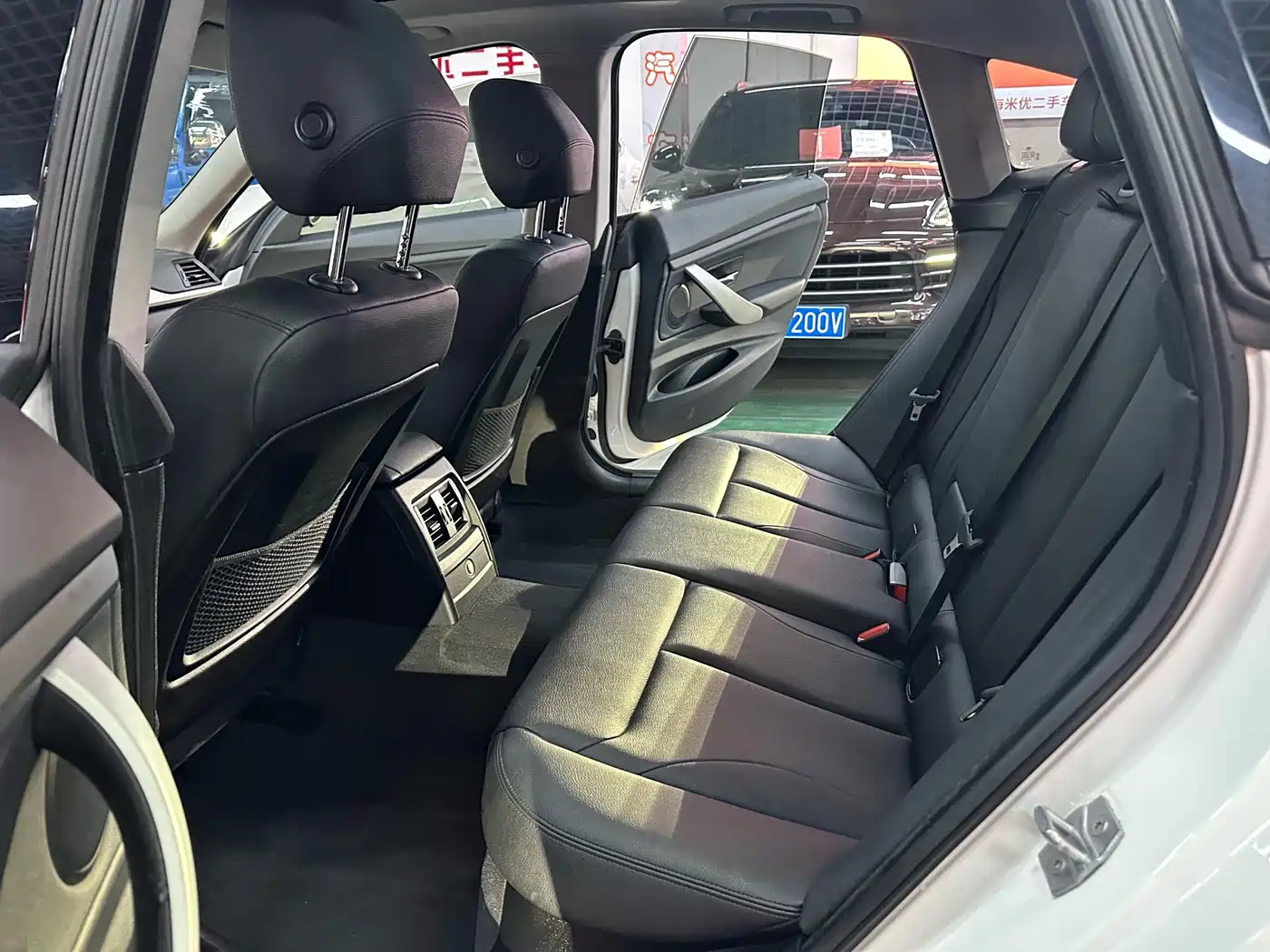 BMW 3 Series GT 2013 Model 320i Leading фото 10