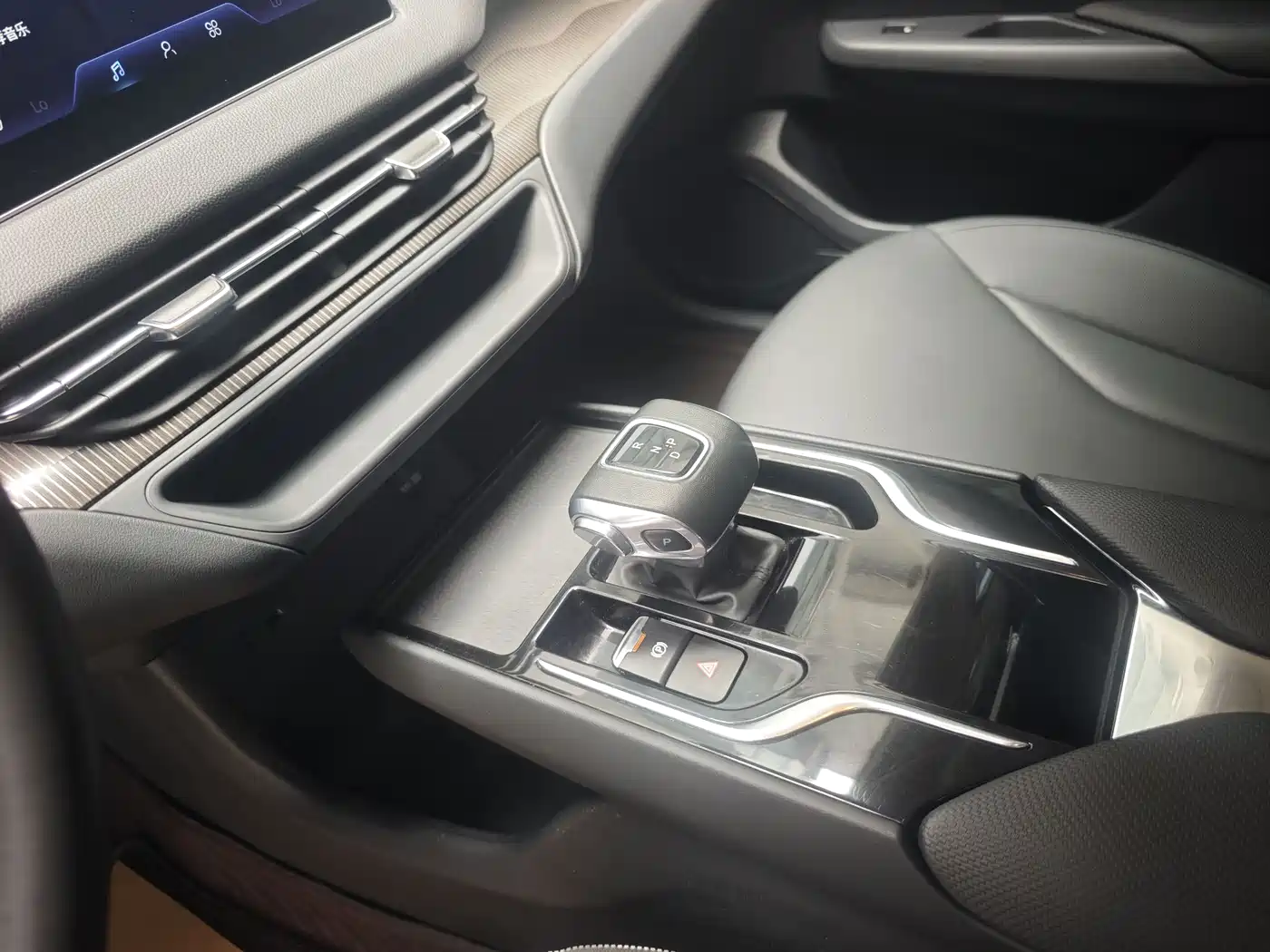 Hongqi E-QM5 2022 431km Charging Enjoyment Edition фото 14