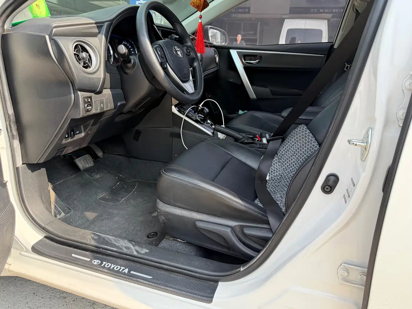 Toyota Corolla 2021 Hybrid 1.8L E-CVT Elite Edition фото 8