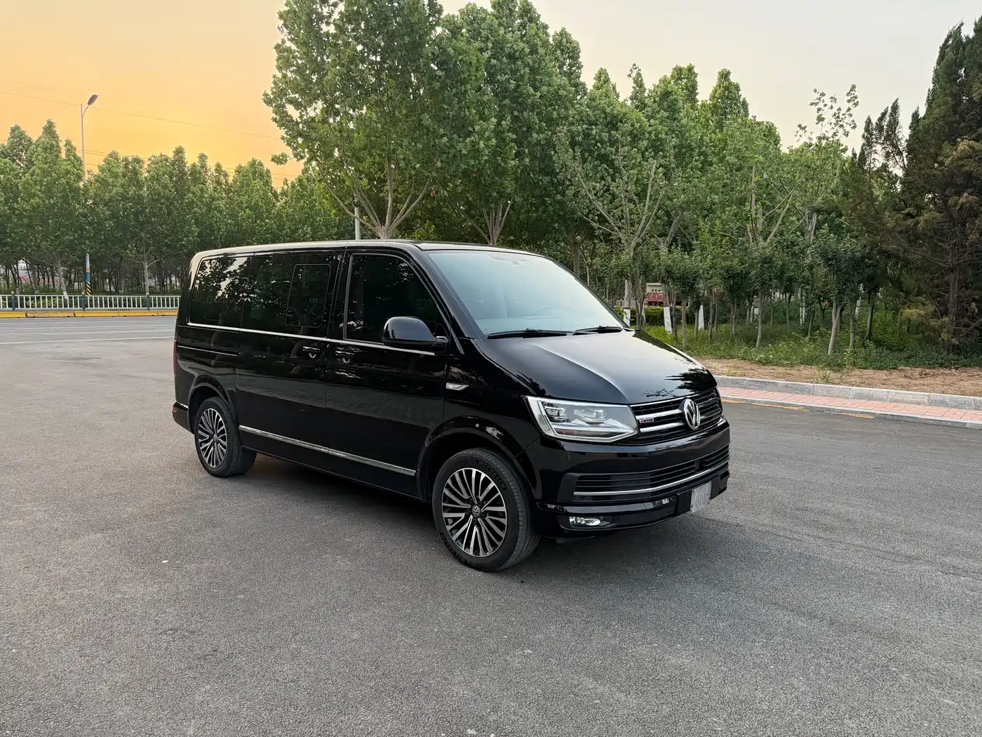 Volkswagen Multivan 2019 2.0TSI 4WD Premium 7-seater фото 3