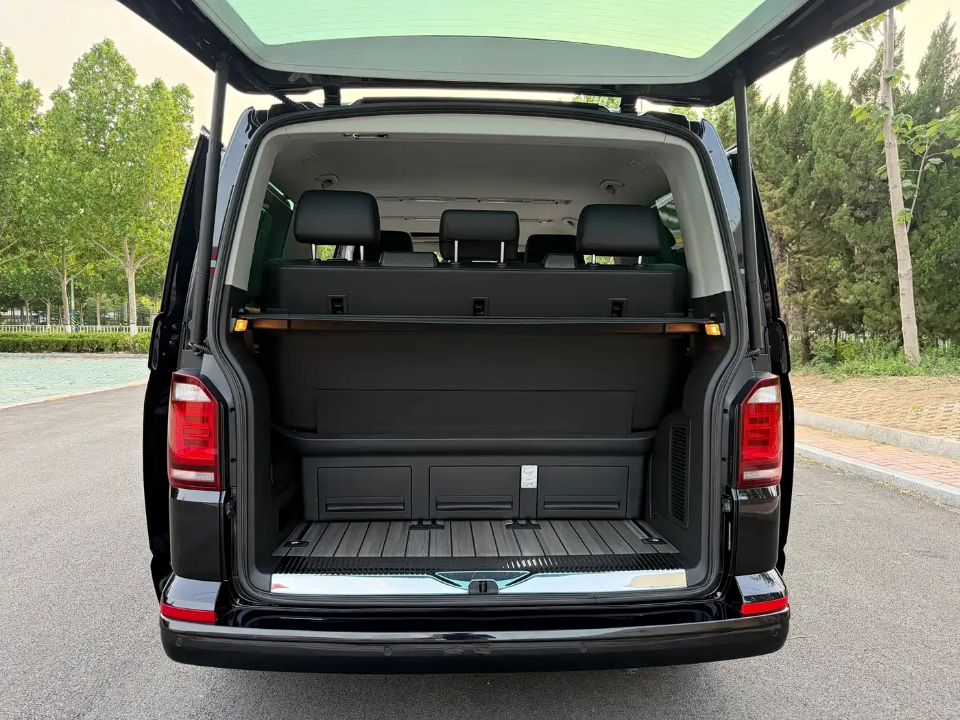 Volkswagen Multivan 2019 2.0TSI 4WD Premium 7-seater фото 24