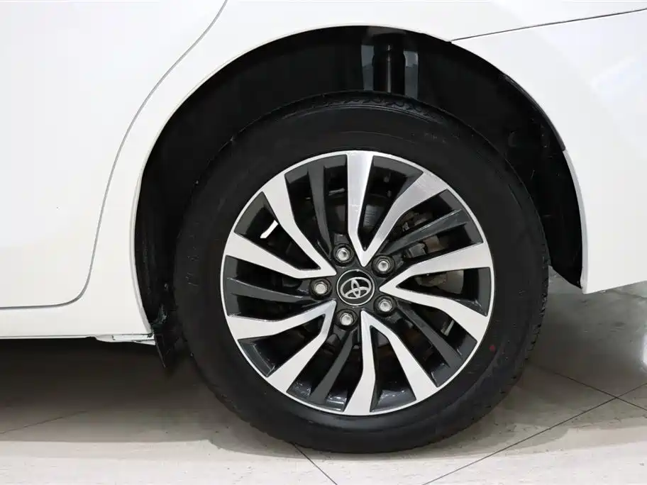 Toyota Corolla 2017 Facelift Hybrid 1.8L E-CVT Leading Edition фото 20