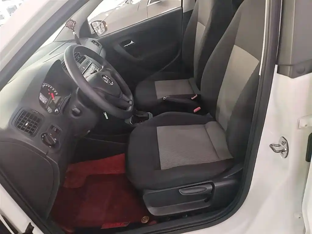 Volkswagen Polo 2016 1.4L Automatic Trend фото 15