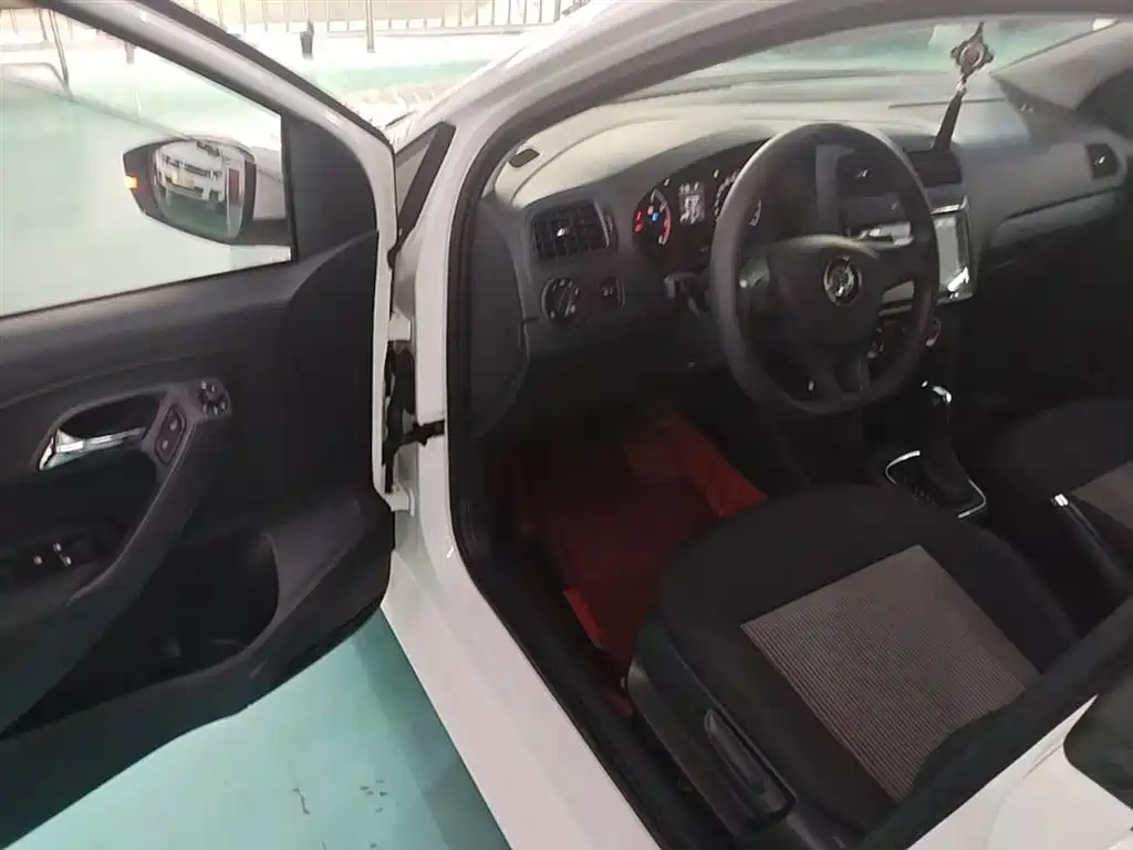 Volkswagen Polo 2016 1.4L Automatic Trend фото 16