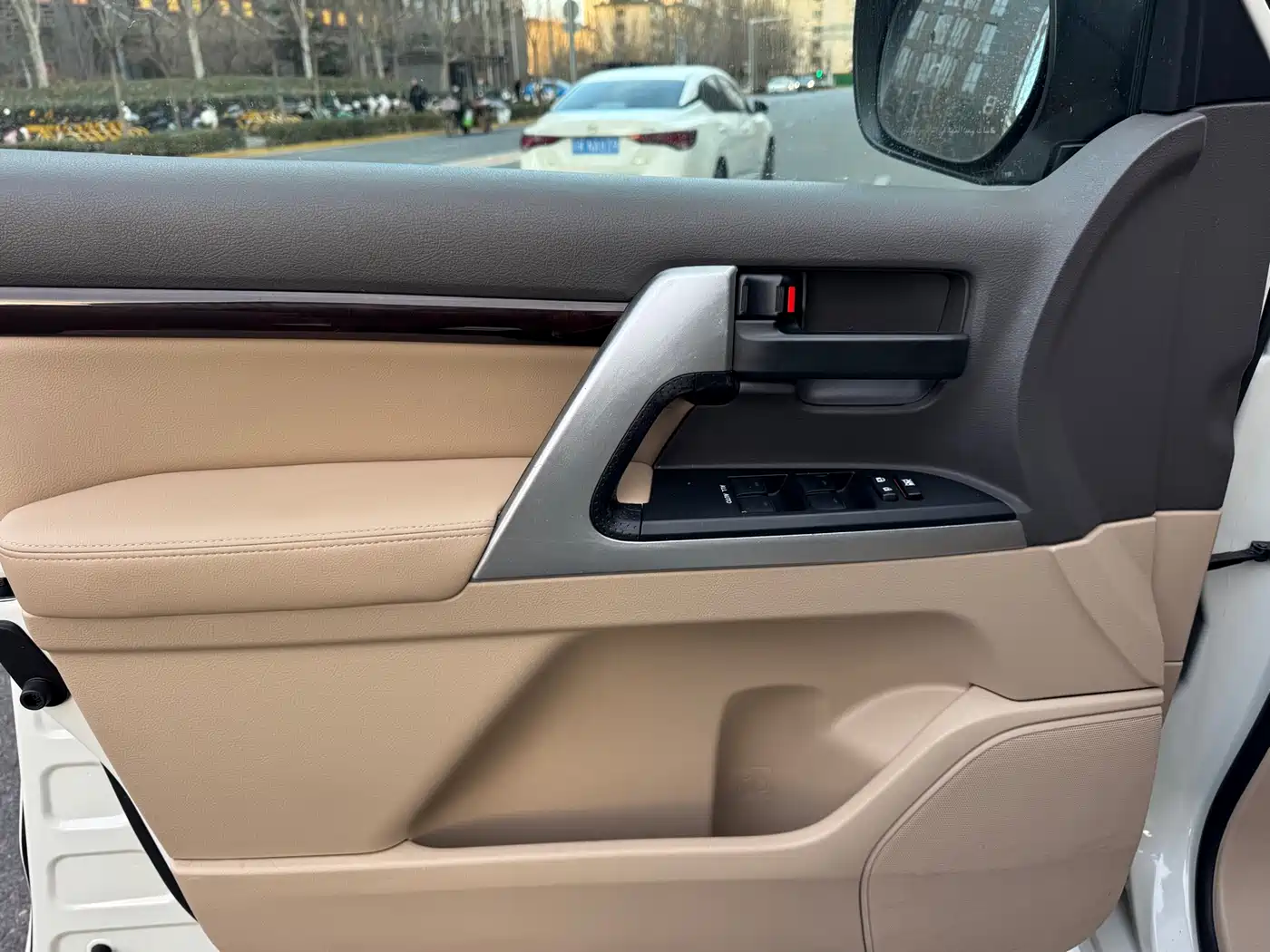 Toyota Land Cruiser (Import) 2015 4.0L V6 Middle East Low Configuration Edition фото 8