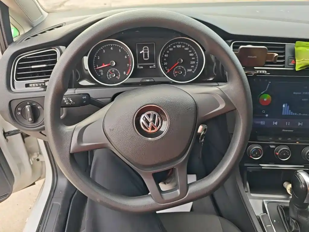 Photo 11 - Volkswagen Golf