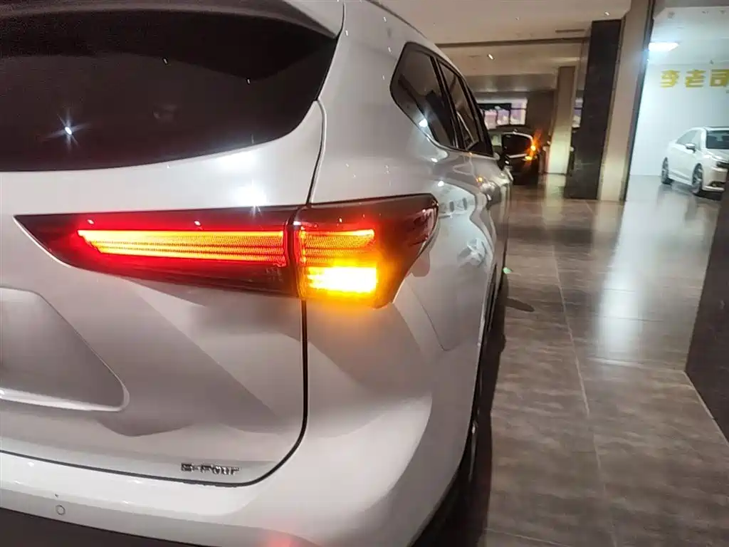 Toyota Highlander 2022 Model Dual Engine 2.5L 4WD Premium Edition 7-Seater фото 8
