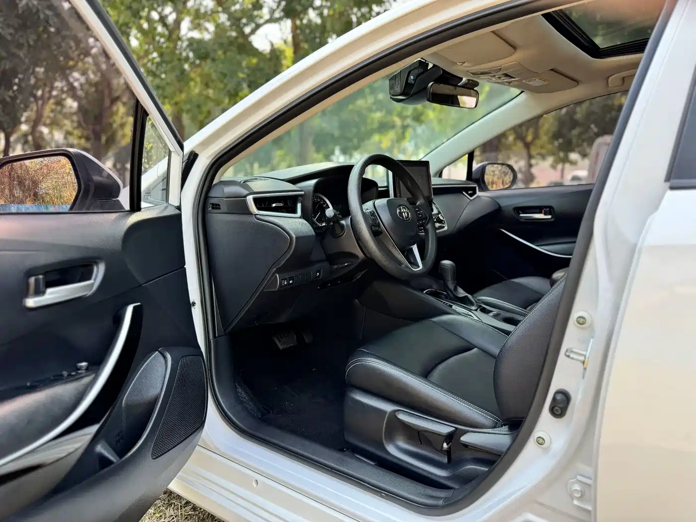 Toyota Corolla 2021 Hybrid 1.8L E-CVT Elite Edition фото 5