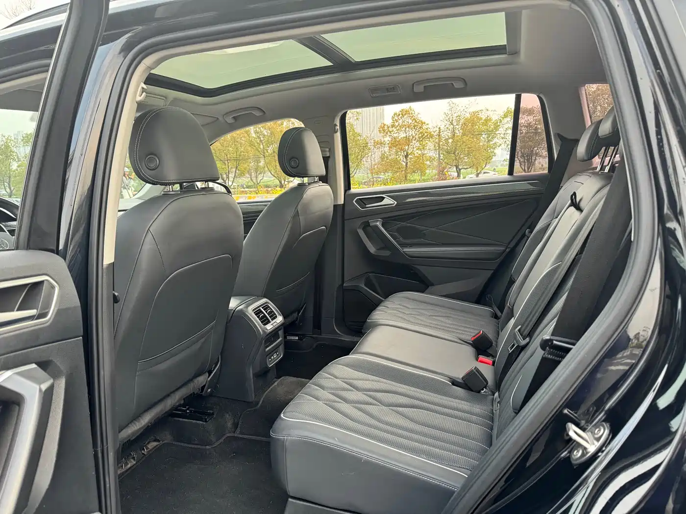 Volkswagen Tiguan L 2024 330TSI Automatic 2WD R-Line Premium Enjoyment Edition фото 8