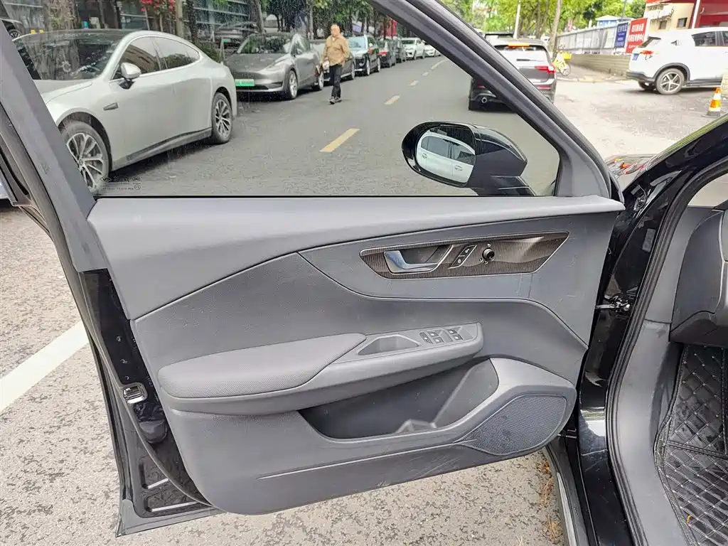 Hongqi E-QM5 2021 Ride-hailing Charging T3 Edition 5-seater фото 6