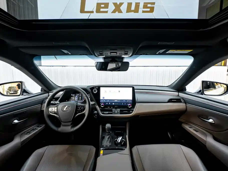Фото 17 - Lexus ES