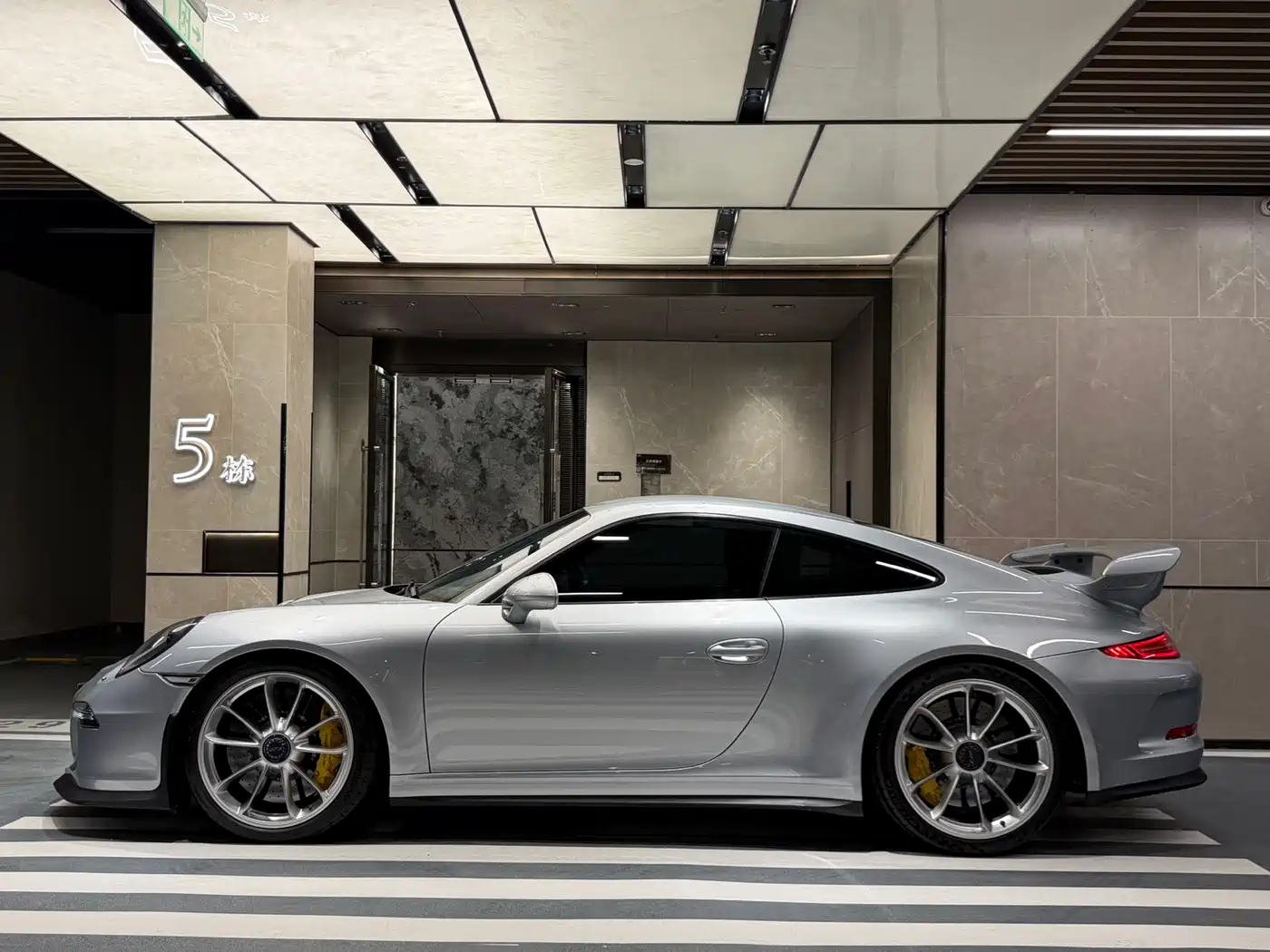 Photo 2 - Porsche 911