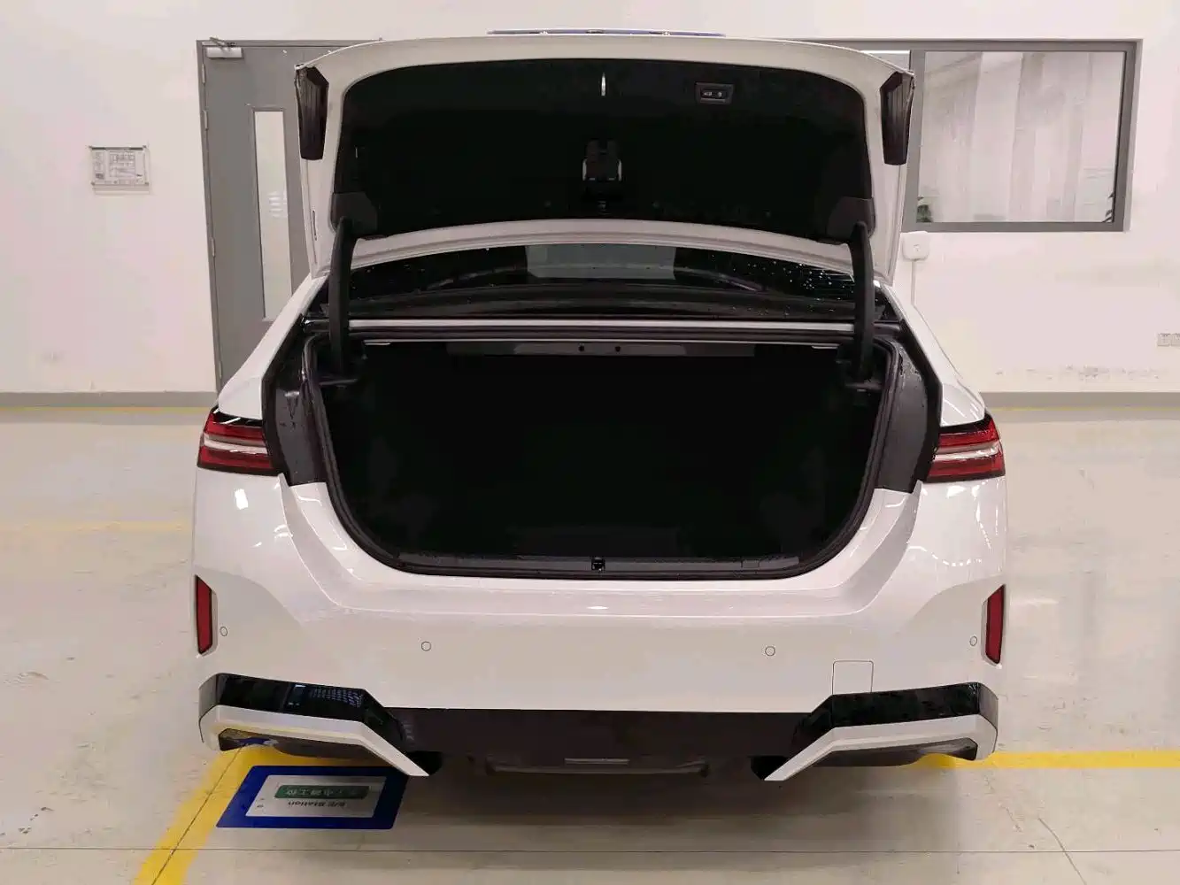 BMW 5 Series 2025 530Li Premium M Sport Package фото 10