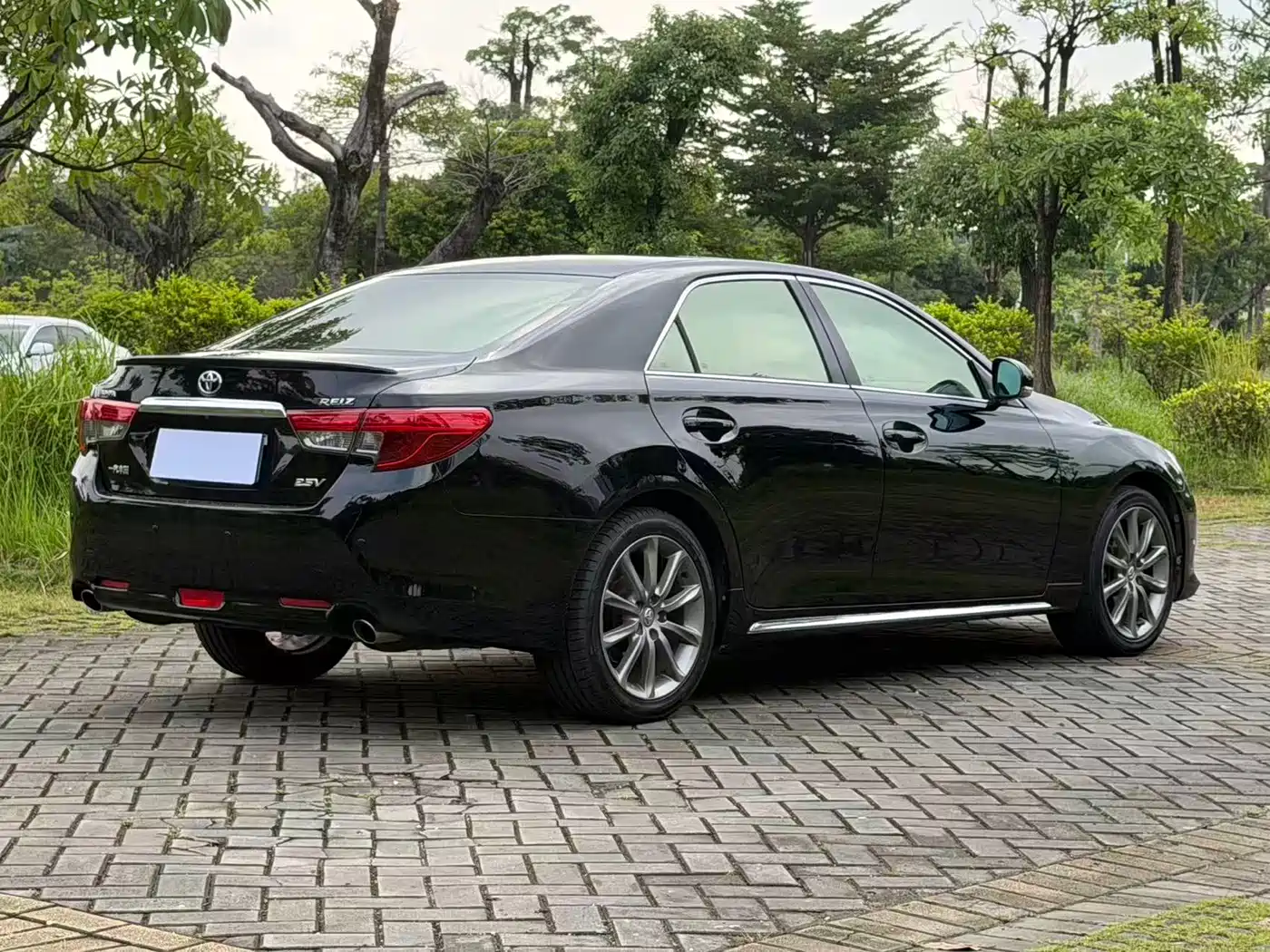 Фото 5 - Toyota Reiz