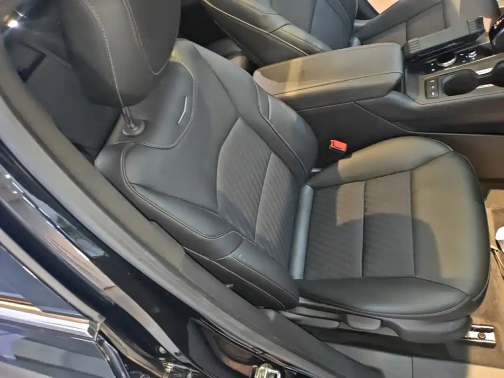 Фото 25 - Cadillac XT4