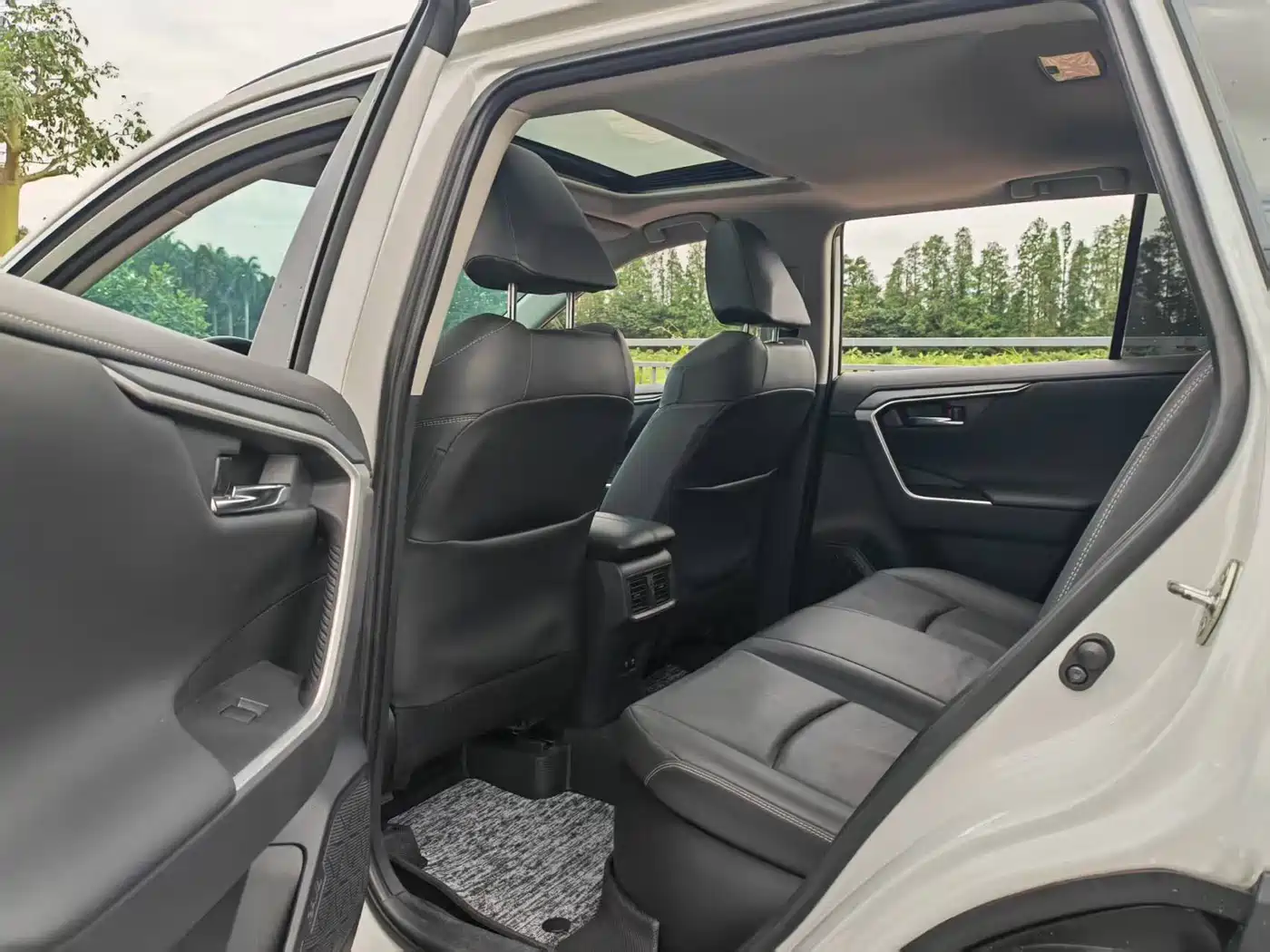 Toyota RAV4 Rongfang 2020 Hybrid 2.5L E-CVT 4WD Elite PLUS фото 13