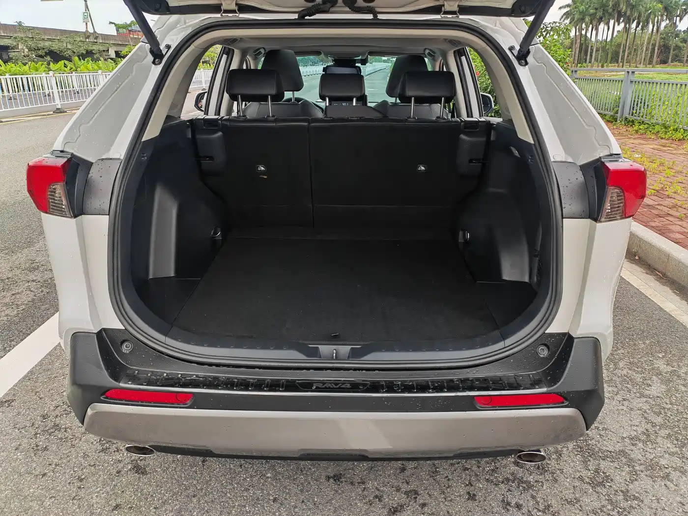 Toyota RAV4 Rongfang 2020 Hybrid 2.5L E-CVT 4WD Elite PLUS фото 15