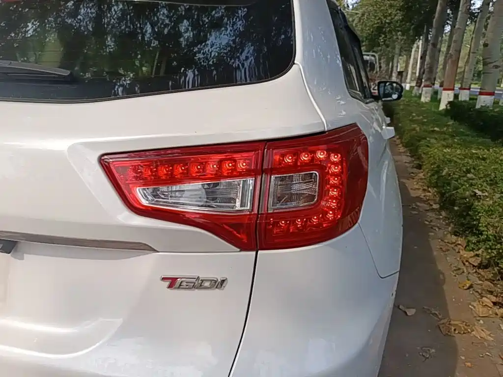 Фото 8 - Changan CS75
