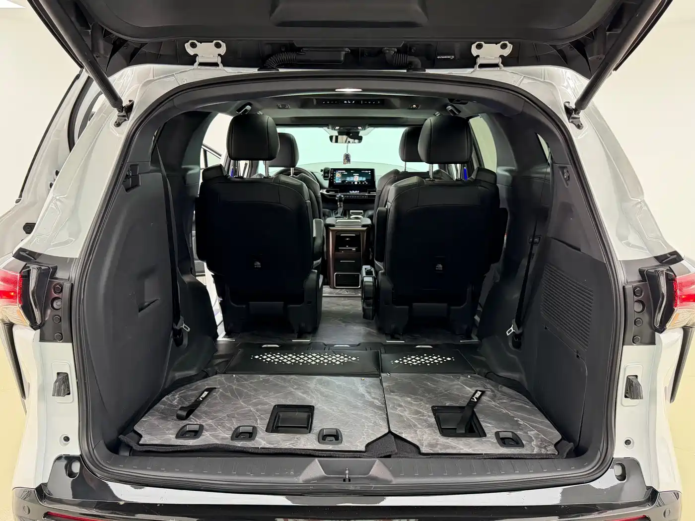 Toyota Granvia 2024 2.5L Hybrid Premium PLUS 4WD Edition фото 8