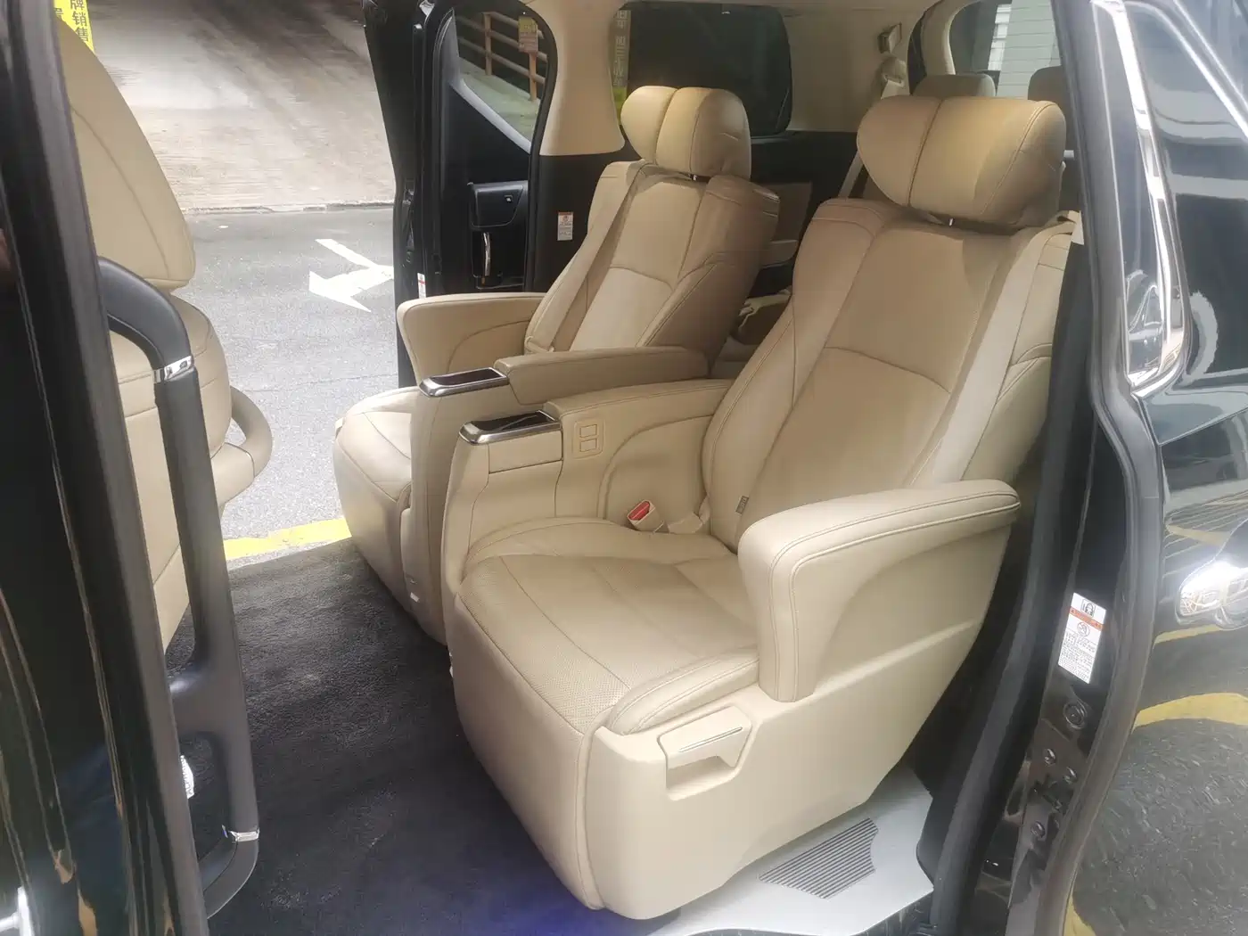 Toyota Alphard 2018 3.5L Luxury фото 8