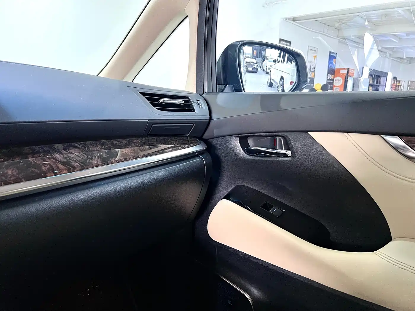 Toyota Alphard 2021 Hybrid 2.5L Luxury фото 31