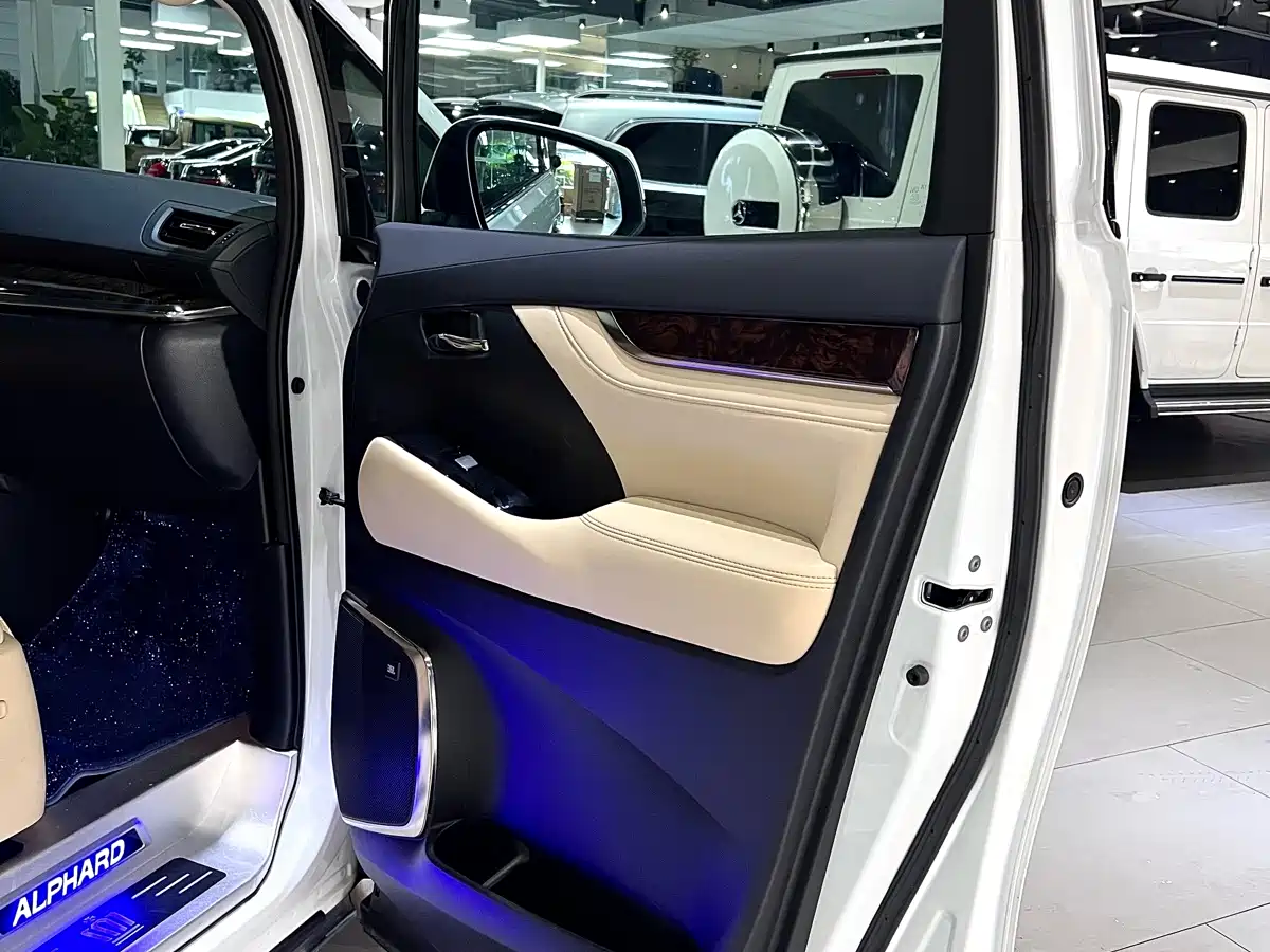 Toyota Alphard 2021 Hybrid 2.5L Luxury фото 45