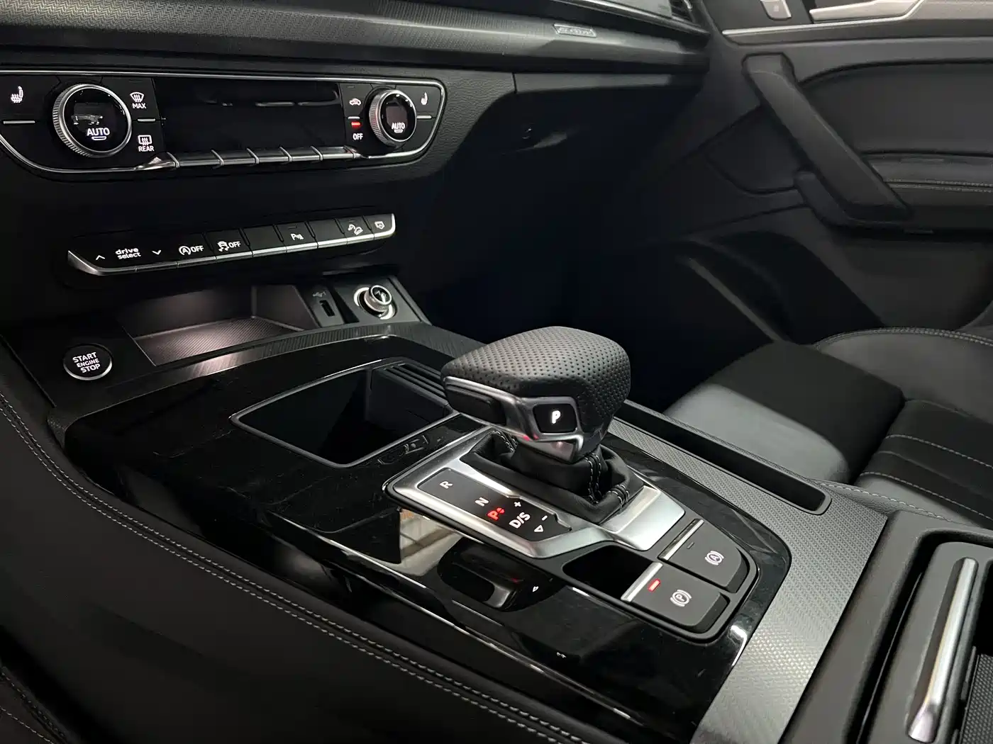 Audi Q5L 2024 Model 40 TFSI Luxury Dynamic фото 7