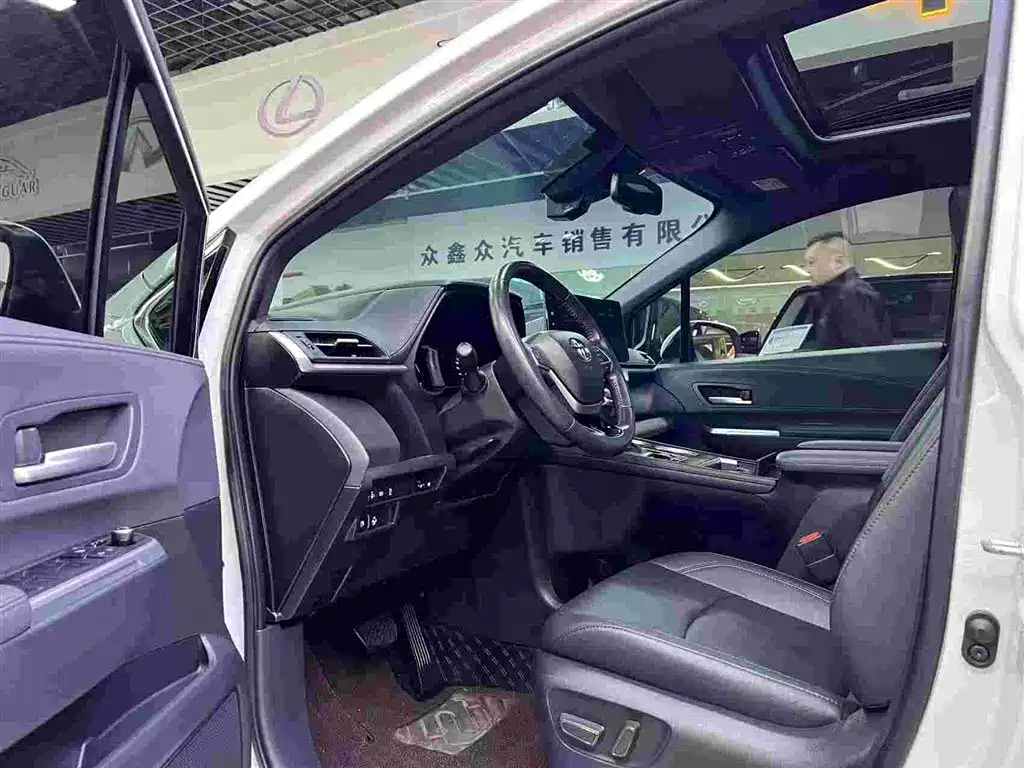 Toyota Sienna 2023 2.5L Hybrid Premium Edition фото 4