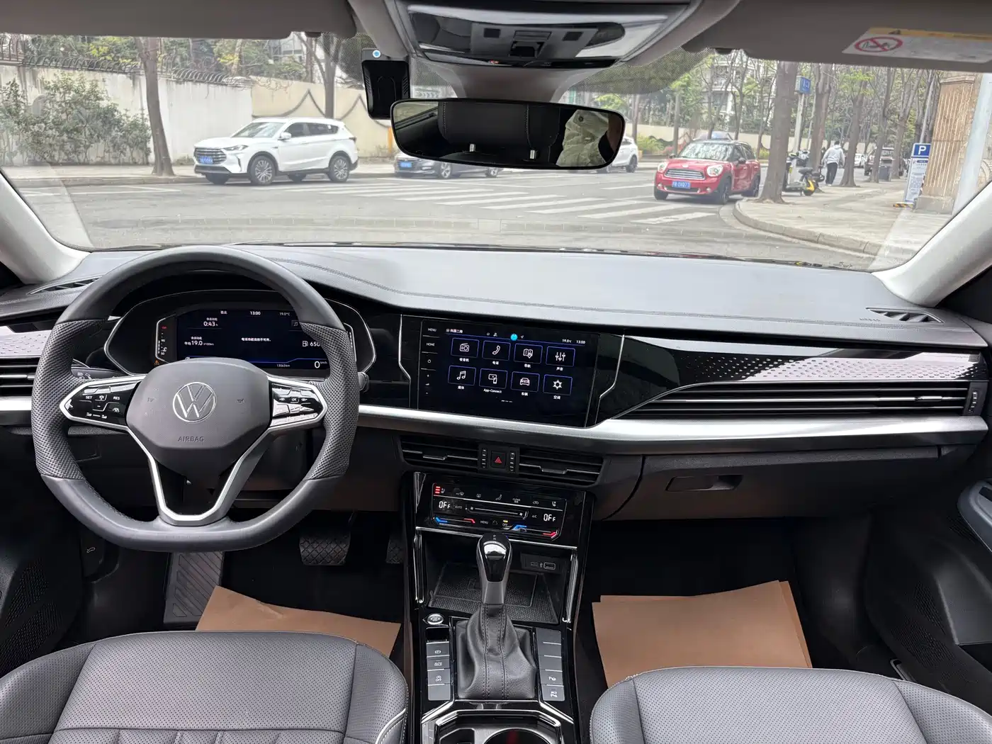 Volkswagen Passat 2024 380TSI Luxury фото 13