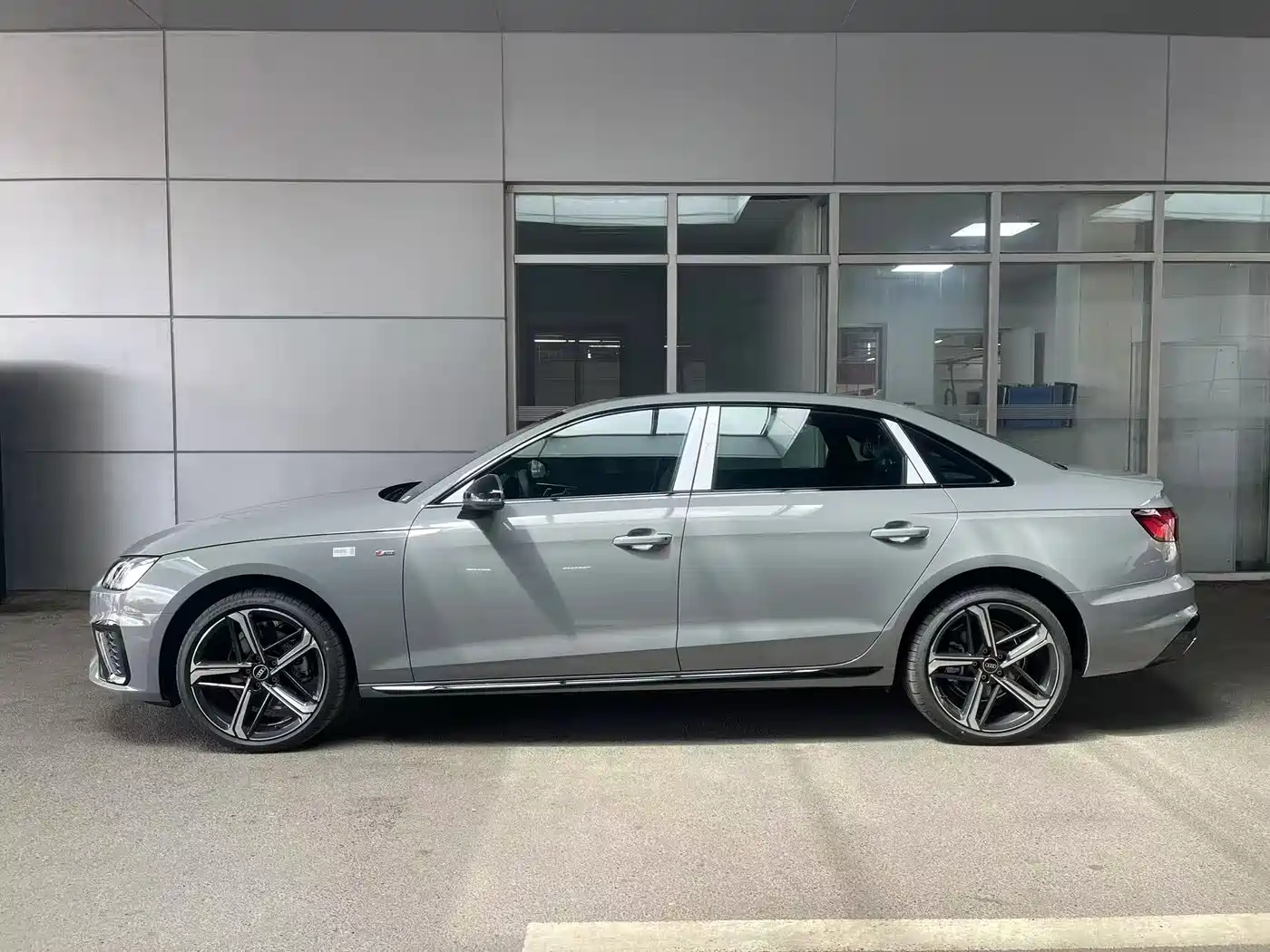 Audi A4L 2025 2 Million Celebration Edition 40 TFSI Luxury Dynamic фото 2