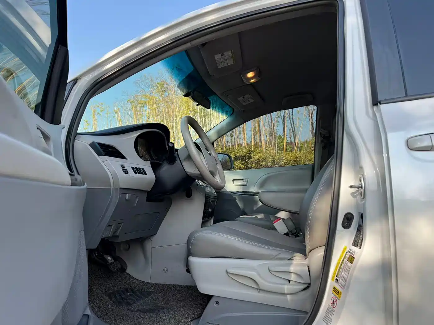 Toyota Sienna 2015 3.5L 2WD LE фото 9