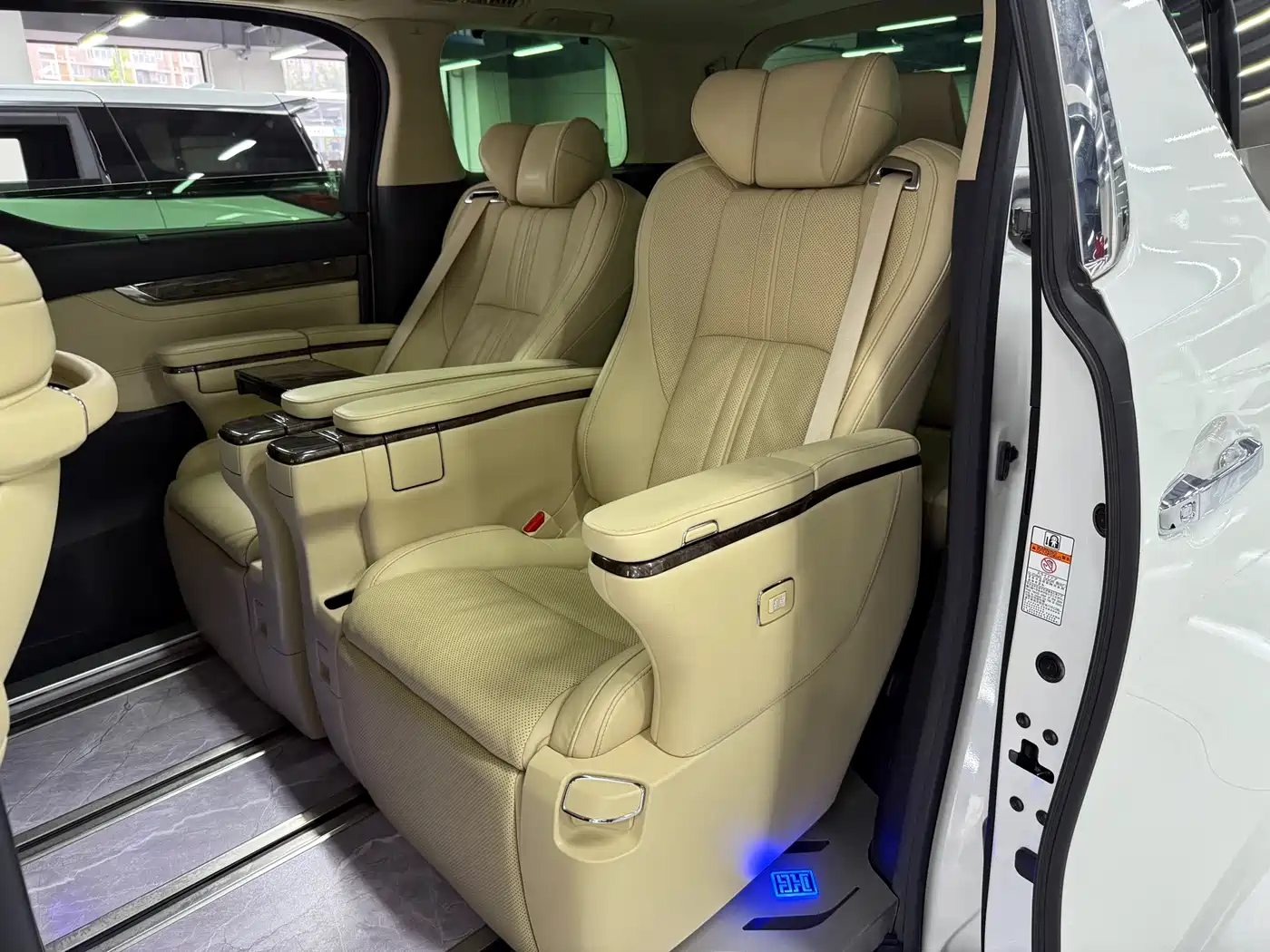 Toyota Alphard 2020 Hybrid 2.5L Premium Edition фото 3