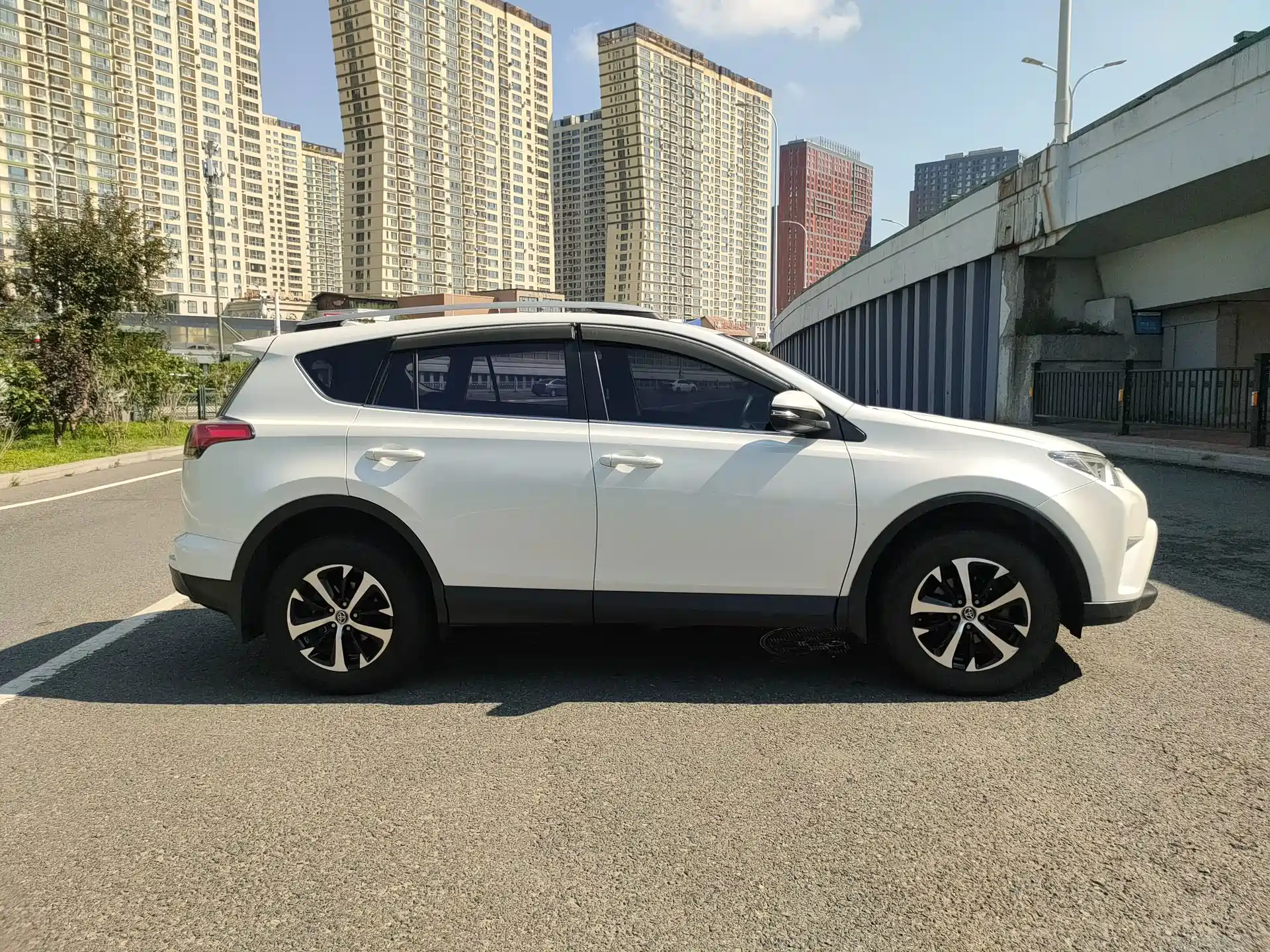 Фото 2 - Toyota RAV4