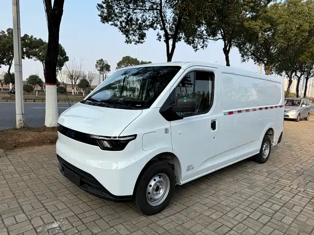 Jiangling E-Fushun 2025 Model Blind Window Version 53.58kWh Medium Wheelbase Low Roof 3.0-ton