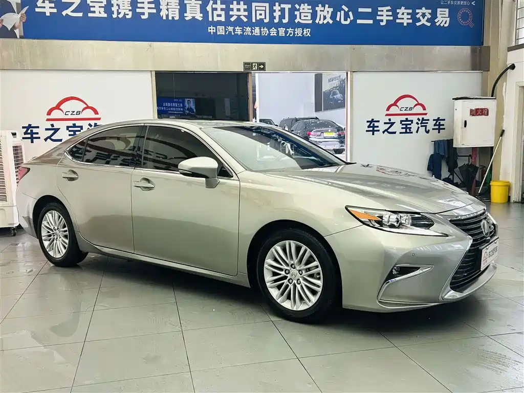Фото 3 - Lexus ES