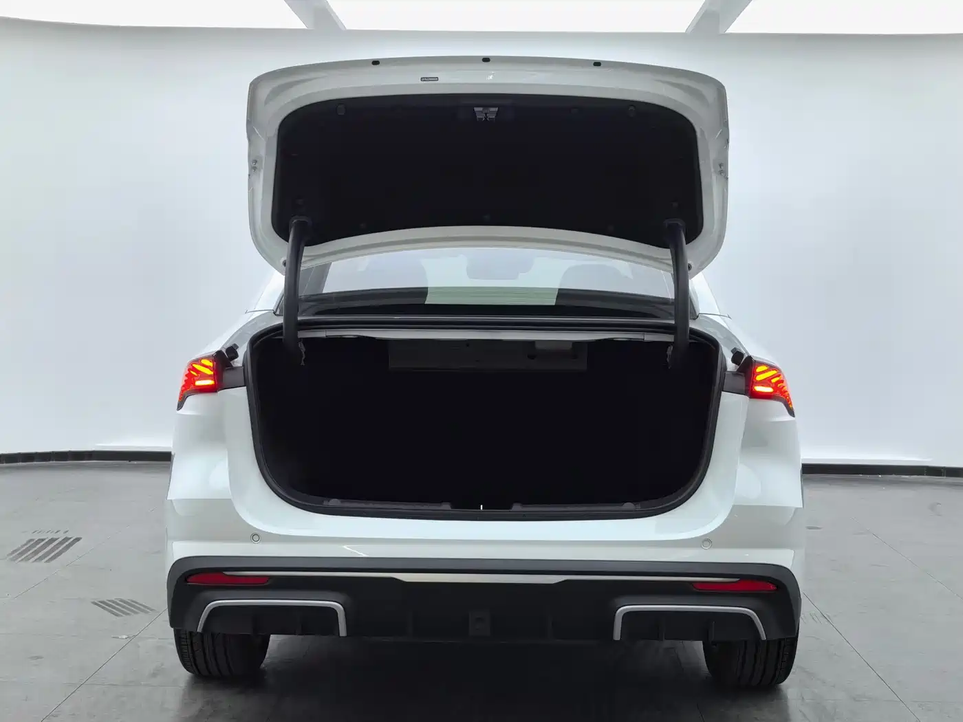 Geely Galaxy Galaxy L6 2024 125km PLUS Soaring Dragon Edition фото 12